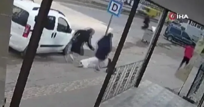 kaldirimda-yuruyen-kadina-yumruk-atan-kisi-tutuklandi-1737362439184.jpeg Yolda yürürken kabusu yaşadı! Olay anına ait görüntüler