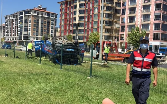 Balıkesir'de jandarma personelini taşıyan minibüs kaza yaptı! Yaralılar var - 5