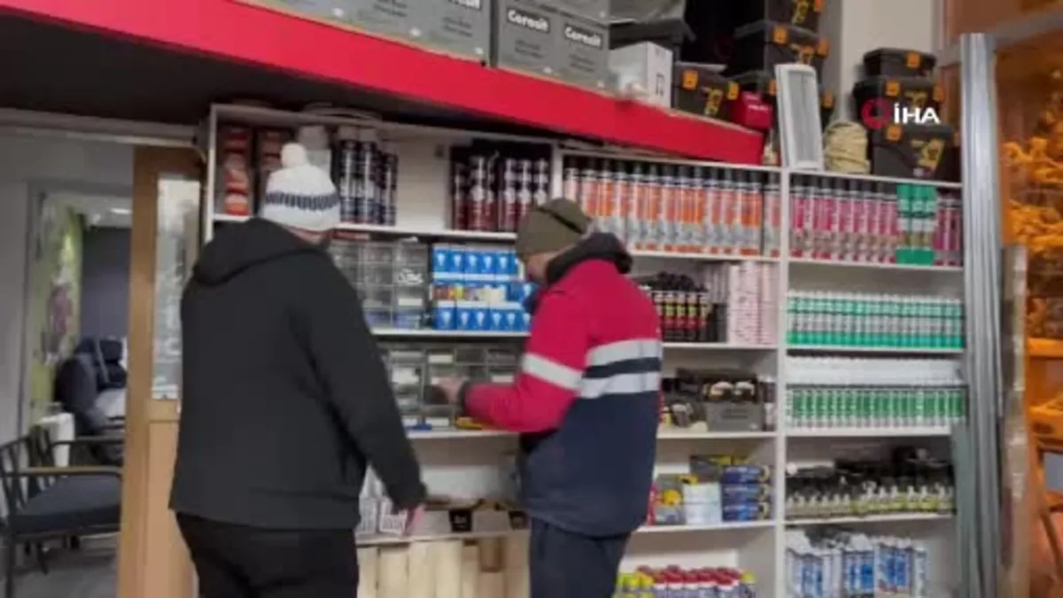 Kayak tutkunu Bayburtlu vatandaş caddede kayak yaptı