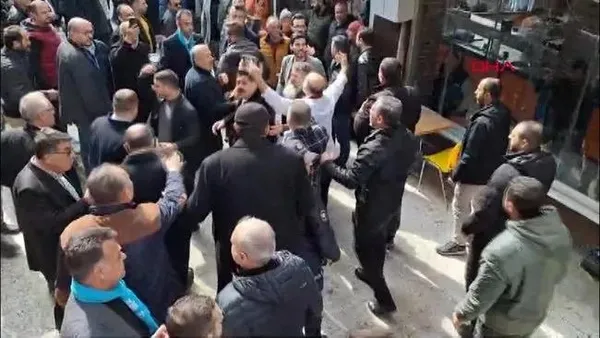 iyi-parti-ile-yeniden-refah-partililer-arasinda-arbede-kartalda-birbirlerine-girdiler-1709820446038.jpeg İYİ Parti ile Yeniden Refah Partililer arasında arbede! Kartal'da birbirlerine girdiler - 2