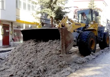 Kars'ta tehlike saçan kar ve buzlar ilçe dışına taşınıyor