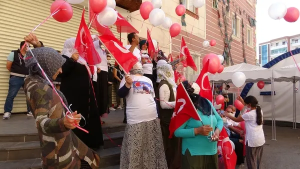 Evlat nöbetindeki ailelerden Zafer Bayramı kutlaması