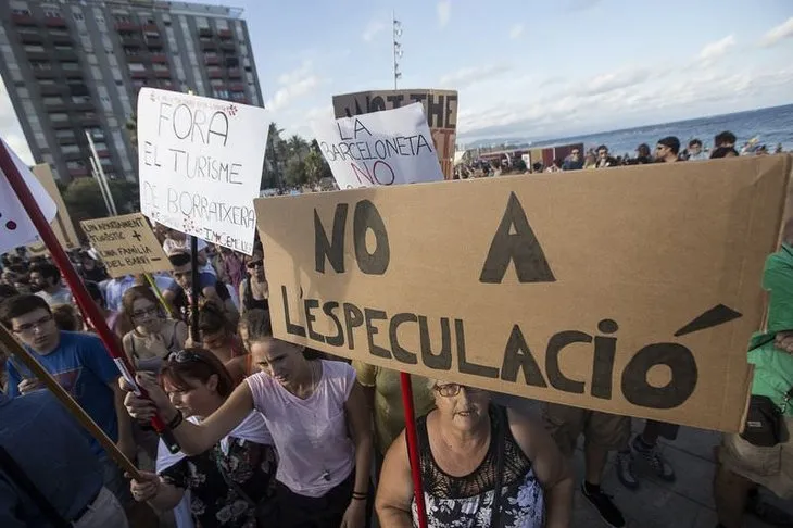Barcelona’da yerli halkın turistlere tepkisi