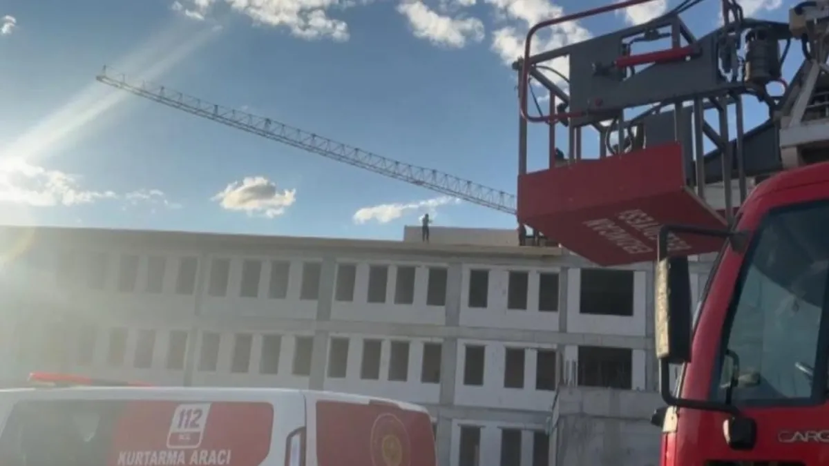 Erzincan'da inşaatta çalışan işçilerden eylem: Yevmiyelerine alamayınca çatıya çıktılar