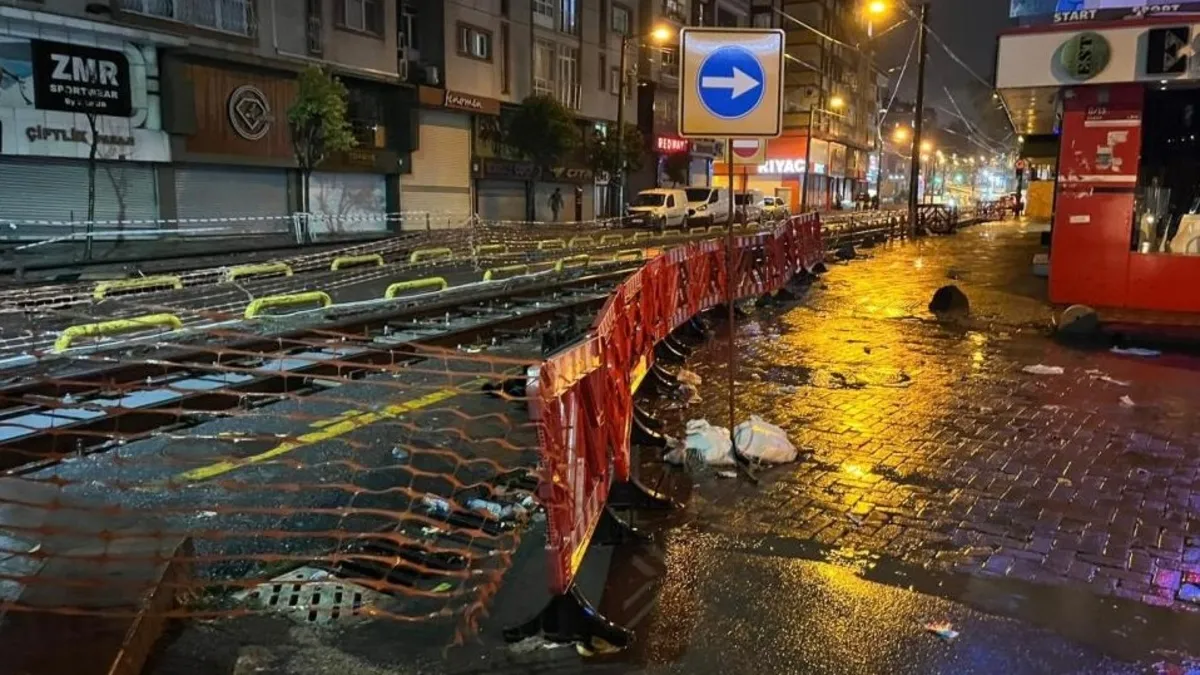 Zeytinburnu'nda korkutan kaza! Otomobil tramvay yoluna girdi: Raylarda mahsur kaldı