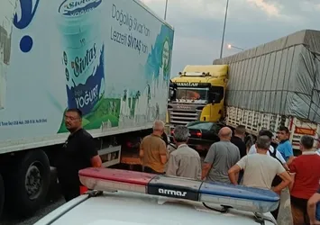 Çorum'da otomobil TIR'a çarptı: 4 yaralı