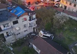 Kağıthane’de dehşet anları! Takla atan okul servisi evin çatısına uçtu