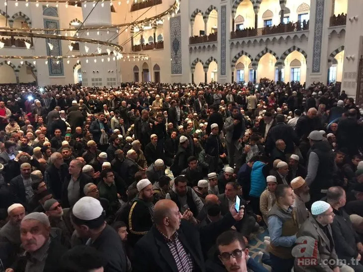 Büyük Çamlıca Camii'nde tarihi kalabalık!