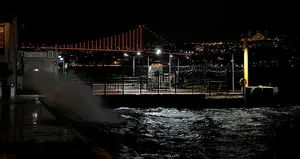 İstanbul’da fırtına hayatı olumsuz etkiliyor