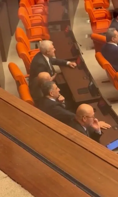 chpli-tuncay-ozkandan-tepki-ceken-hareket-bakan-soylu-konusurken-tbmmdeki-cekmeceleri-gurultu-yapmak-icin-kull-1670769301361.jpg CHP'li Tuncay Özkan'dan tepki çeken hareket: Bakan Soylu konuşurken TBMM'deki çekmeceleri gürültü yapmak için kullandı - 3