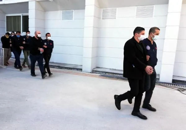 Mersin’de şoke eden olay! Sahte kimlik ve dublörle başkasının dükkanlarını sattılar - 3