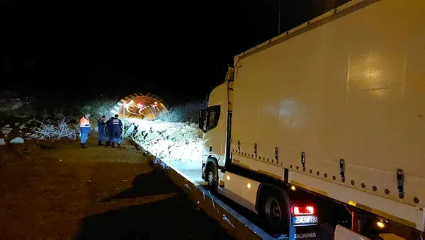 Son dakika: Bolu Dağı Tüneli'nin Düzce girişinde heyelan meydana geldi! Yol trafiğe kapatıldı - 5