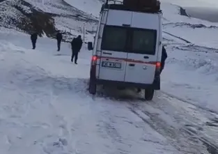 Göle yolunda onlarca araç mahsur kaldı