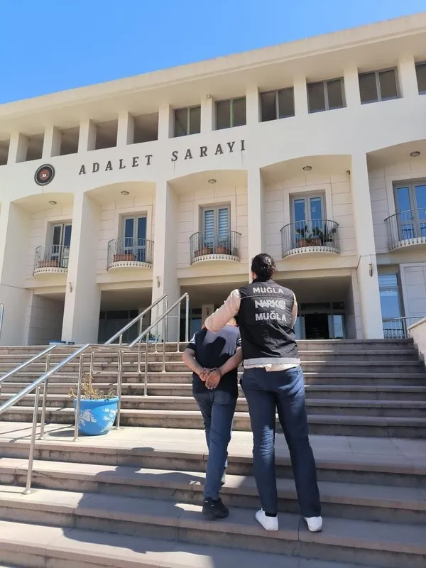 muglada-uyusturucu-operasyonu-345-gram-kokain-335-gram-skunk-218-adet-extasy-ve-2-adet-hassas-terazi-ele-gecir-1695055556400.jpg Muğla'da uyuşturucu operasyonu! 345 gram kokain, 335 gram skunk, 218 adet extasy ve 2 adet hassas terazi ele geçirildi - 1