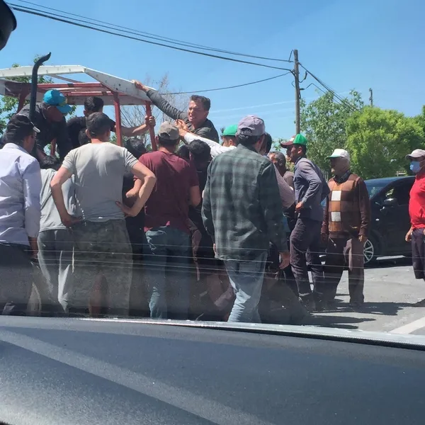 Traktöre ayağı sıkışan gencin yardımına vatandaşlar koştu - 1