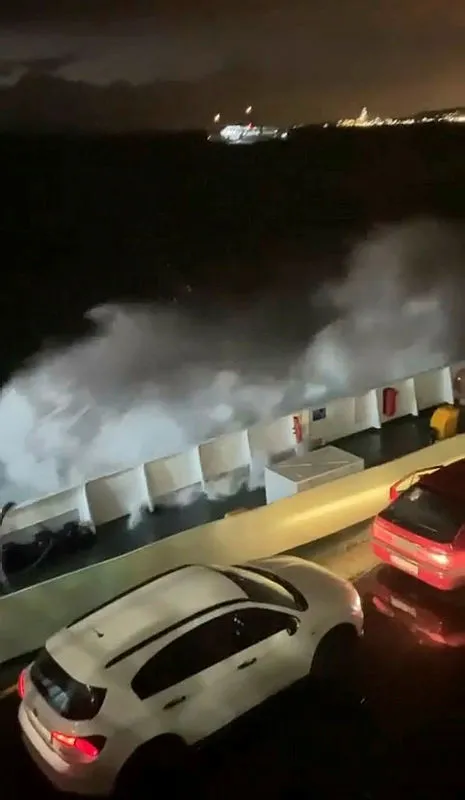 1669066520569.jpg Marmara Denizi'nde korku dolu anlar! Dalgalar metrelerce yükseldi - 3