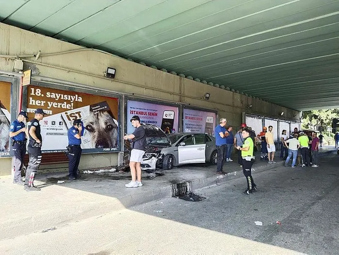 1720340878029.jpeg Pendik'te zincirleme kaza! 3 araca çarptı durağa daldı: 1 yaralı - 1