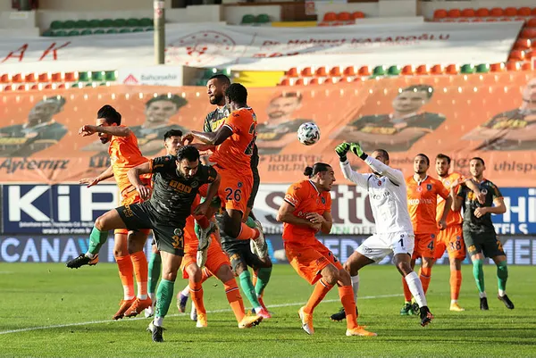 Süper Lig 16. hafta karşılaşması Alanyaspor 3-0 Başakşehir MAÇ SONUCU