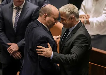 İsrail'in yeni başbakanı resmen Yair Lapid