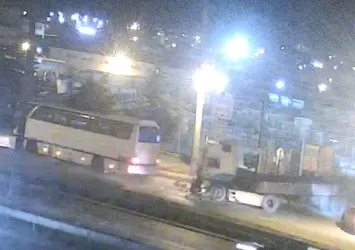 Camından fırladığı tırın altında kaldı