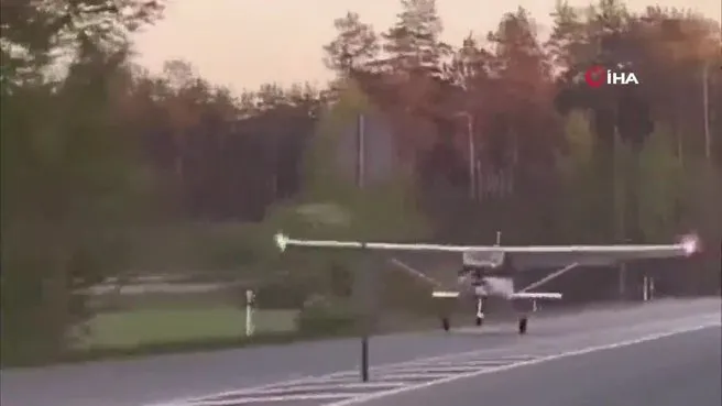 Letonya’da uçak otoyola acil iniş yaptı!