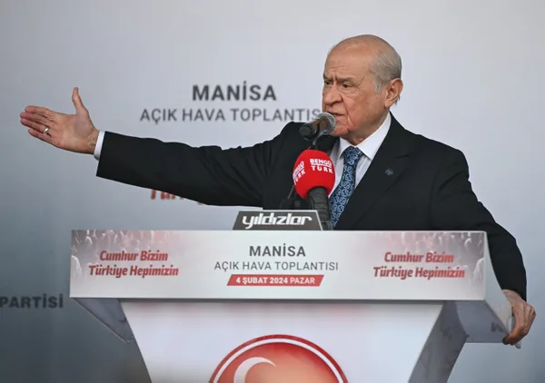 mhpnin-manisa-mitingi-devlet-bahceliden-onemli-aciklamalar-1707057227266.jpg MHP lideri Devlet Bahçeli'den İzmir'deki taksici katiliyle ilgili 'vatandaşlıktan çıkarılsın' önerisi - 3