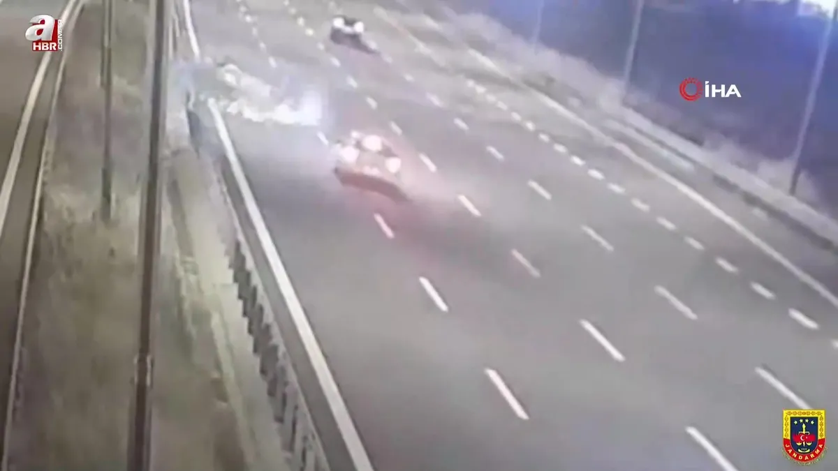 Taklalar atan otomobilden yola savrulmuştu: 9 yaşındaki çocuğun tedavisi sürüyor