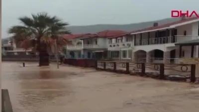 İzmir’de sokaklar göle döndü