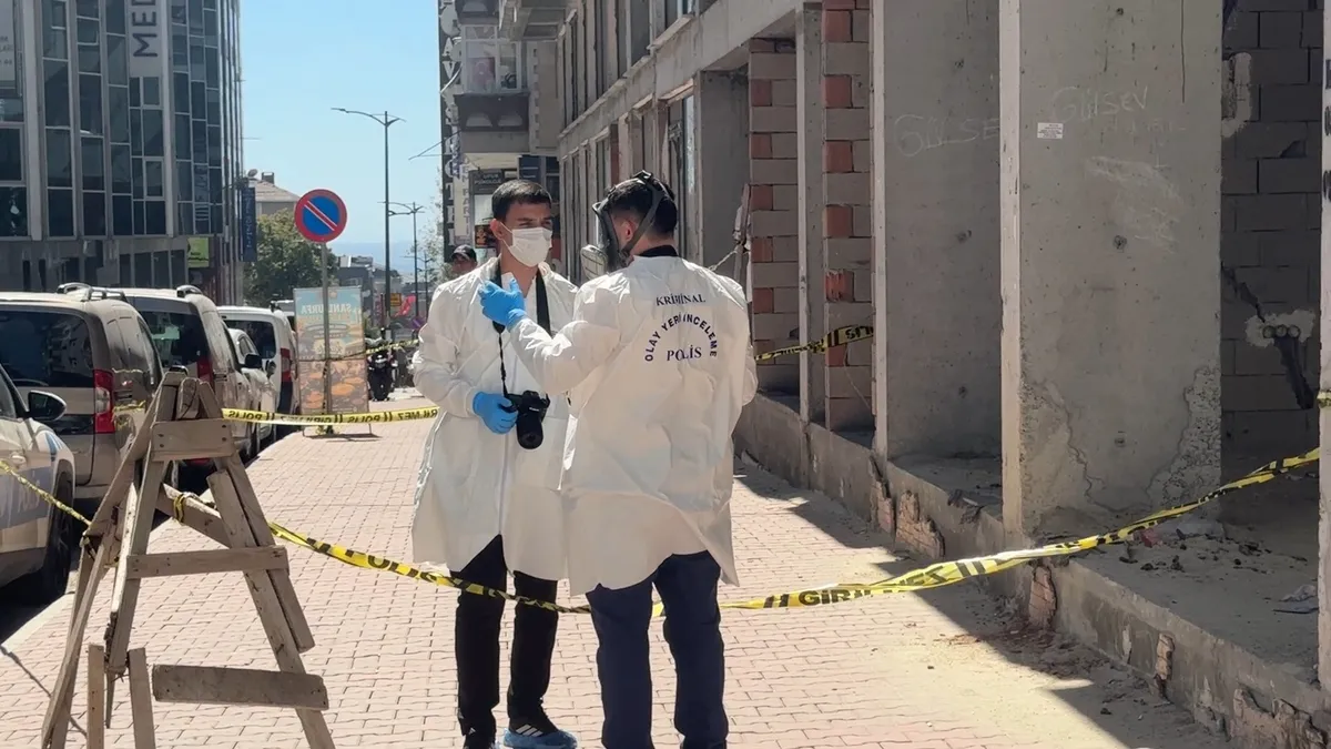 Avcılar’da sır ölüm! 7 katlı inşaatta kimliği belirsiz erkek cesedi bulundu - 2