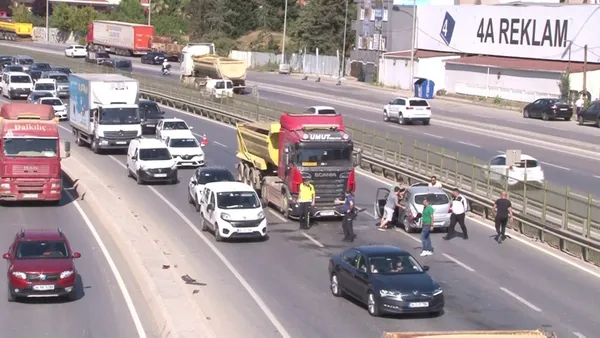 Son dakika: Şile Otoyolunda zincirleme trafik kazası! 2 hafriyat kamyonu ve otomobil çarpıştı - 3