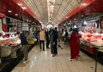 Adana'da Kasaplar Çarşısı'nda skandal görüntü! Elle seçiyorlar!