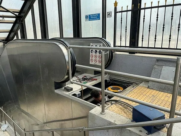 chpli-ibb-hizmette-servis-disi-istanbulda-metro-ve-metrobuste-vatandasin-yuruyen-merdiven-ve-asansor-cilesi-1692865766840.jpeg