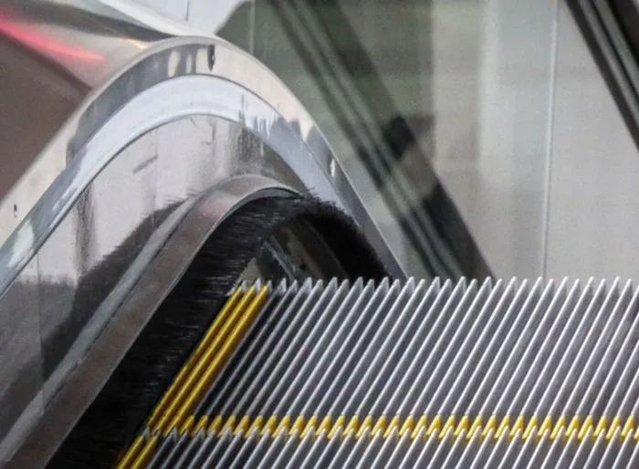 yuruyen-merdivendeki-fircalar-meger-bunun-icinmis-duyan-sasiriyor-1713355364215.jpg Yürüyen merdivendeki fırçalar meğer bunun içinmiş! Duyan şaşırıyor...