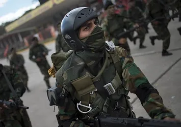 Venezuela askerleri Kolombiya'dan çekildi