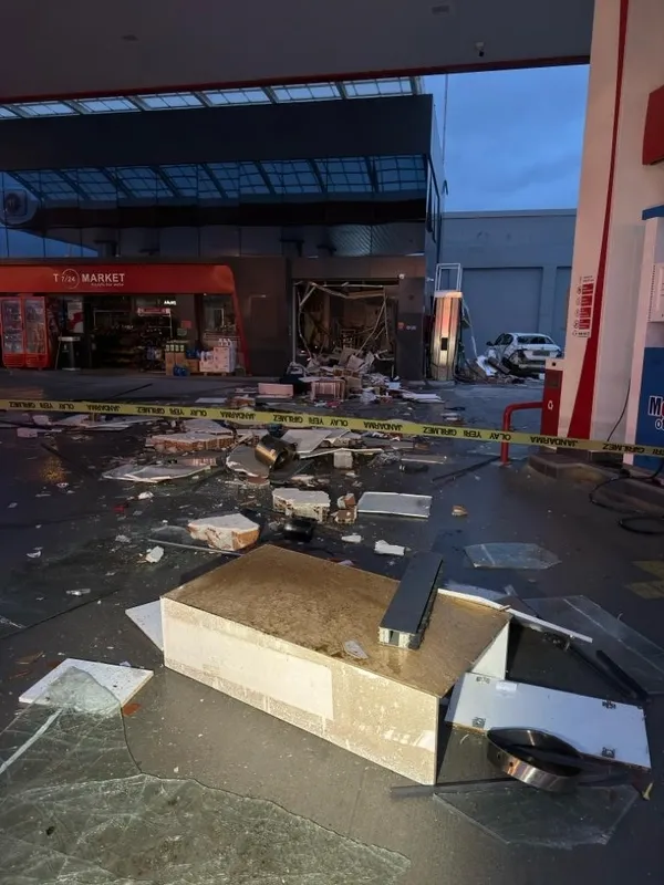 1704825491942.jpg Balıkesir'de korkutan patlama: Akaryakıt istasyonunun yarısı havaya uçtu! - 1