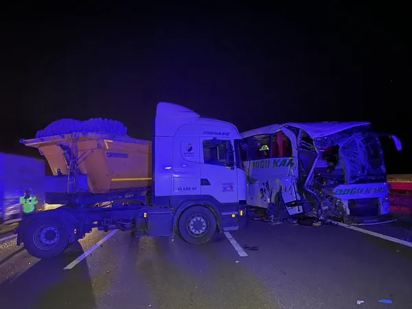 anadolu-otoyolunda-tir-ile-yolcu-otobusu-carpisti-cok-sayida-yarali-var-1688680504360.jpg Anadolu Otoyolu'nda TIR ile yolcu otobüsü çarpıştı: Çok sayıda yaralı var - 1