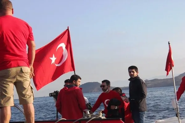 Yunanistan’ın gözünün önünde dalgalandı! Adaya dev Türk bayrağı