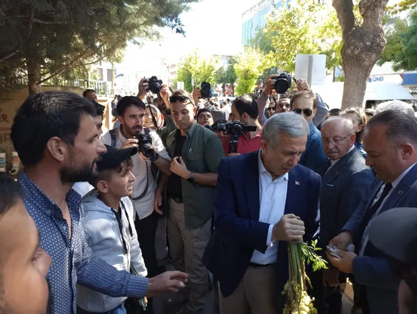 CHP’li Ankara Büyükşehir Belediye Başkanı Mansur Yavaş’tan Van’da Selahattin Demirtaş’a destek!