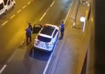 Annesini boynundan bıçakladı! Olay yerine gelen polis saldırganı böyle etkisiz hale getirdi
