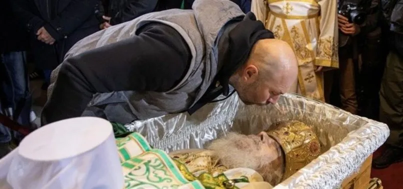 Koronavirüsten ölen Sırp Ortodoks Kilisesi Patriği Irinej'in naaşını öpücüğe boğdular