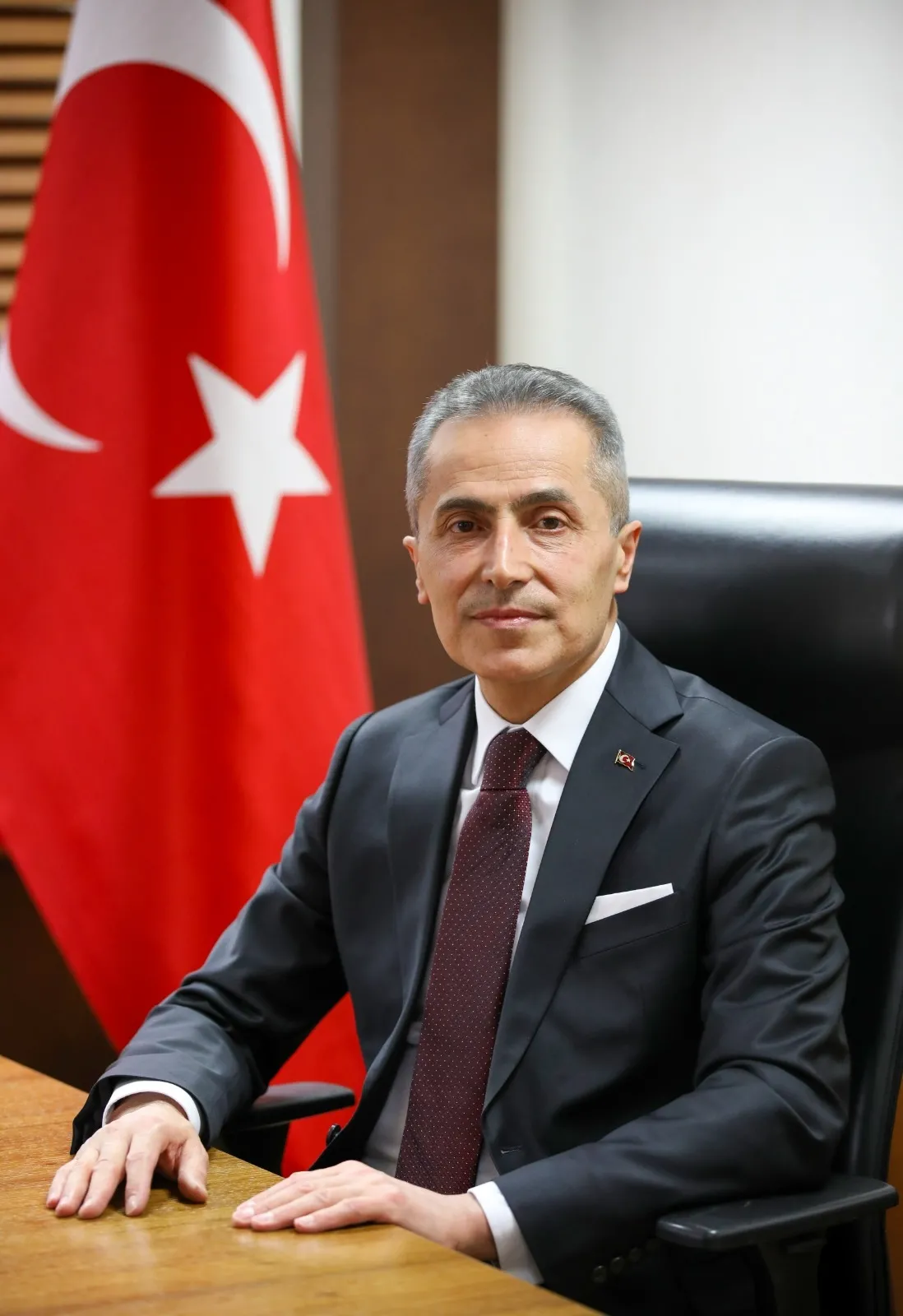 baskan-erdogan-imzaladi-4-ilde-vali-7-ilde-emniyet-muduru-degisti-ali-fidan-emniyet-genel-muduru-oldu-1777542255822.jpeg Nevşehir Valisi Hüseyin Kök (Foto: Göç İdaresi Başkanlığı)