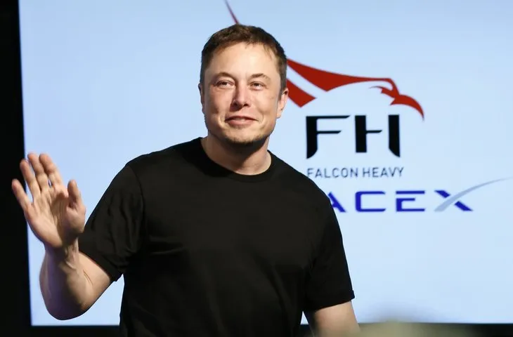 Elon Musk, Tesla’yı uzaya fırlatarak paranın satın alamayacağı reklamı yaptı