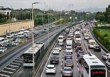 İstanbul'da trafik yine kilitlendi! Sömestir sonrası yüzde 60'ı aştı