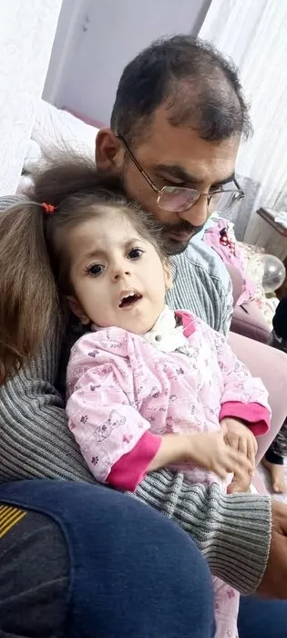 CHP'li Ceyhan Belediyesi'nden vicdanları yakan adım! SMA hastası Aslı bebeğin yardım afişlerini kaldırıp yeni yıl afişlerini astı - 6