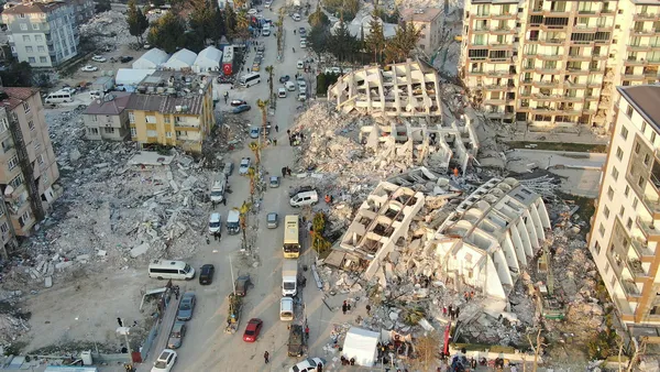 hatayda-dehsete-dusuren-olay-deprem-degil-nakliye-aracinin-asansorunun-kopan-halati-olduruyordu-1677478175815.jpg Hatay’da dehşete düşüren olay! Deprem değil, nakliye aracının asansörünün kopan halatı öldürüyordu - 5
