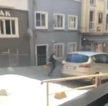 kadikoyde-surucu-ile-kagit-toplayicisi-arasinda-gerilim-tirmandi-bicakli-cekicli-tasli-kavga-1652869365034.jpg Kadıköy'de sürücü ile kağıt toplayıcısı arasında gerilim tırmandı: Bıçaklı, çekiçli, taşlı kavga - 3