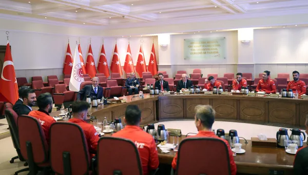 Bakan Akar şampiyonları makamında ağırladı