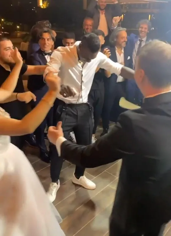 Mario Balotelli’den düğünde çiftetelli şovu
