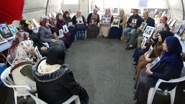 HDP mağduru ailelerden Meral Akşener’e Diyarbakır tepkisi: Kandil'den talimat aldığı için buradaki aileleri görmemezlikten geldi - 1