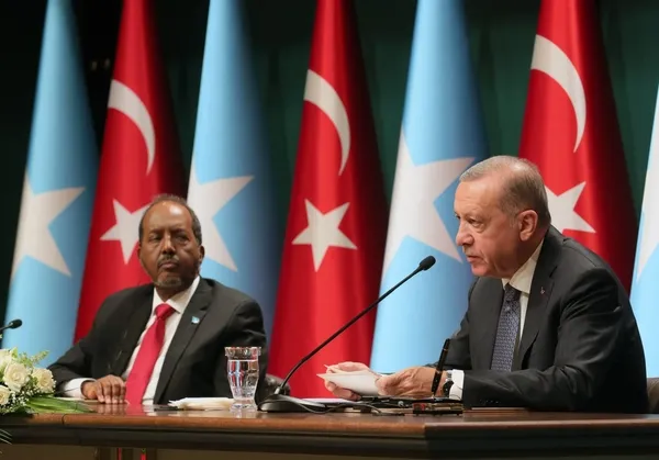 Somali’de Türkiye coşkusu! Anlaşma imzalandı halk sokaklara döküldü: Başkan Erdoğan’ın posterleri açıldı